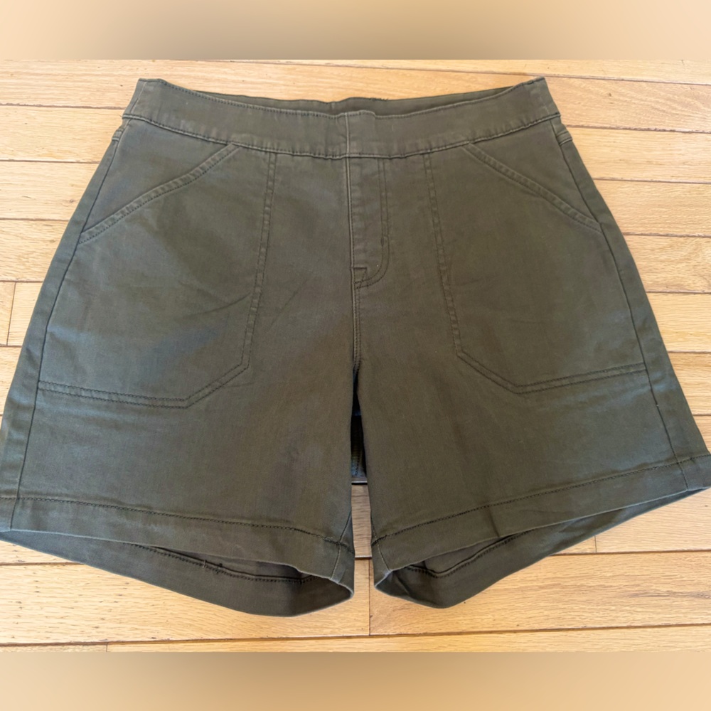 Nautica Jeans, khaki pull on shorts size medium. EUC.